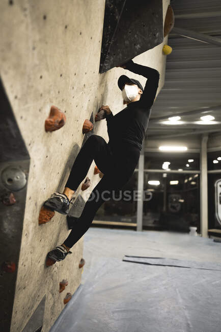 Menina escalando em um ginásio de escalada — Fotografia de Stock