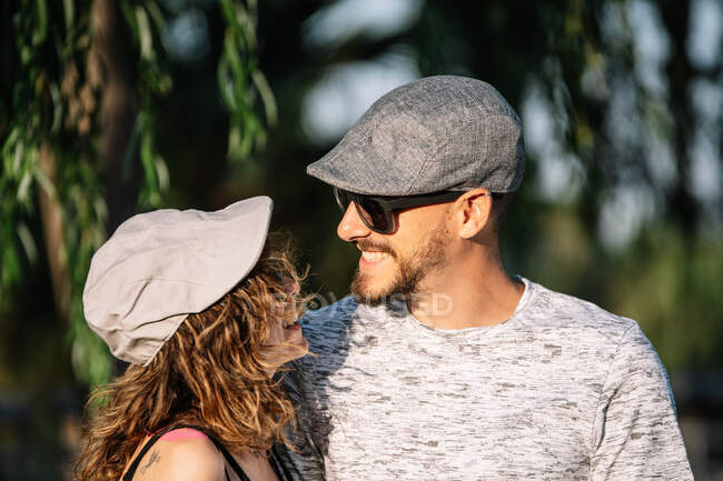 Vista de cerca de una pareja con gafas de sol y boina - foto de stock