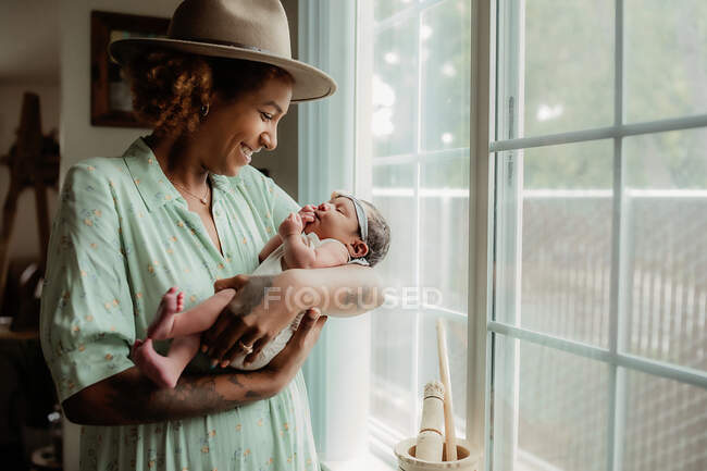 Porträt von Mutter und Tochter, glückliches Familienkonzept — Stockfoto