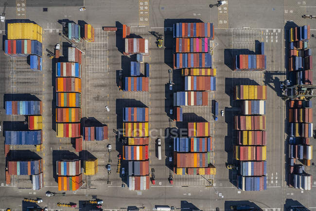 Container con container e nave da carico — Foto stock