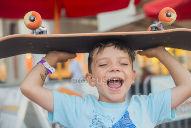 Молодий хлопчик зі скейтбордом — стокове фото