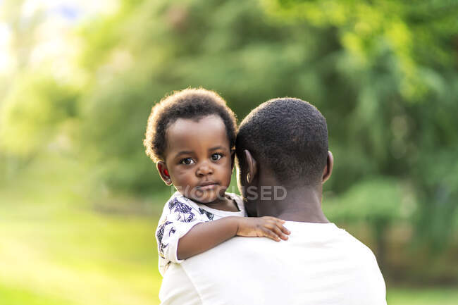 Belle fille africaine étreignant son père — Photo de stock