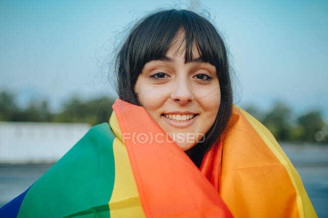 Ritratto di una donna latina con la bandiera arcobaleno — Foto stock