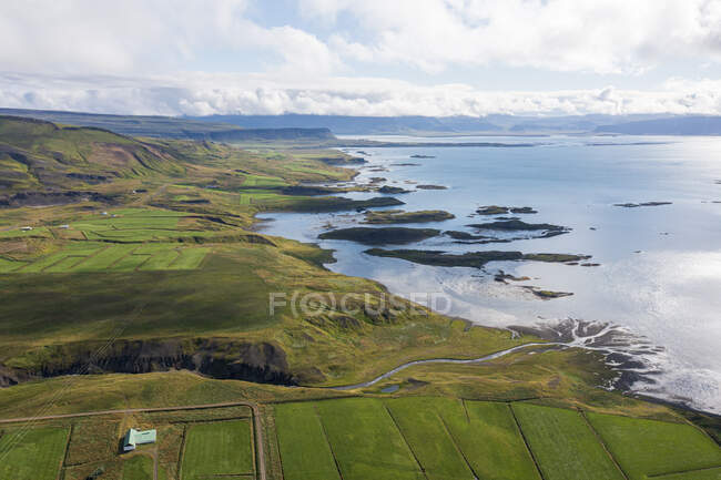 Bella terra agricola in riva al mare in Islanda. — Foto stock