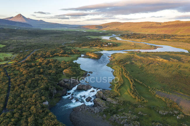 Гарний водоспад у вечірньому світлі в Ісландії. Водоспад Гланні. — стокове фото