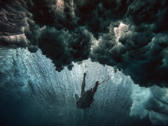 Schöne Aufnahme eines Surfers im Meer vor Naturkulisse — Stockfoto