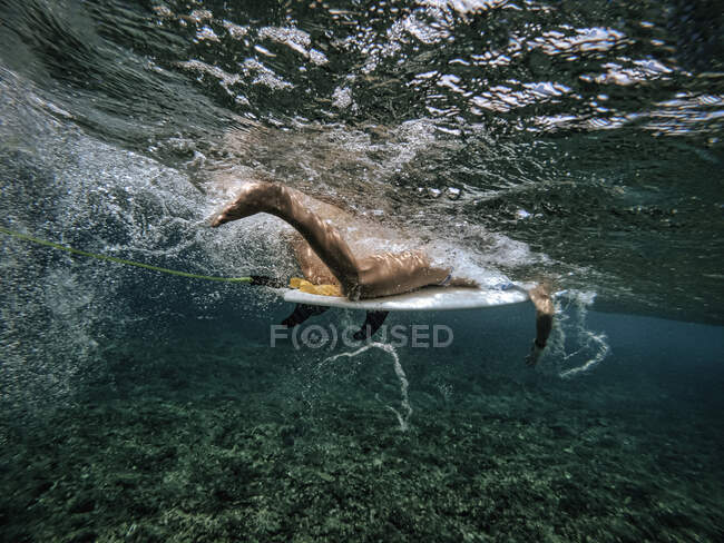 Belo tiro de surfista no mar no fundo da natureza — Fotografia de Stock
