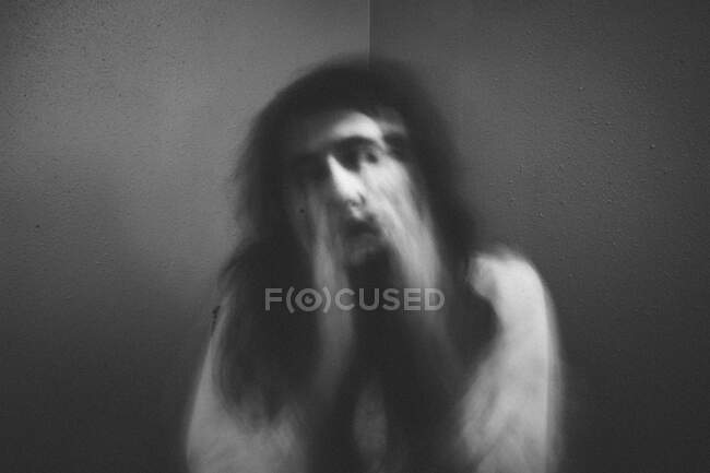 Ritratto irriconoscibile della donna, raccapricciante concetto di orrore — Foto stock
