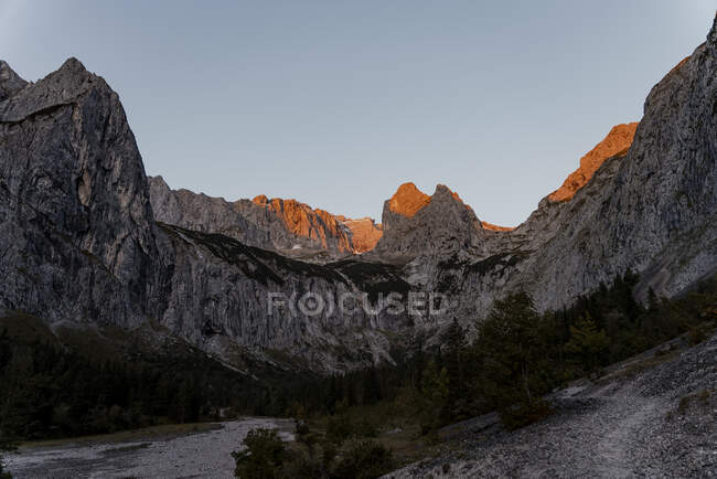 Bela paisagem nas montanhas no fundo da natureza — Fotografia de Stock