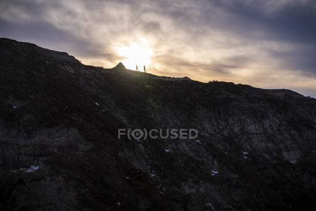Una silhouette di montagna al tramonto. — Foto stock