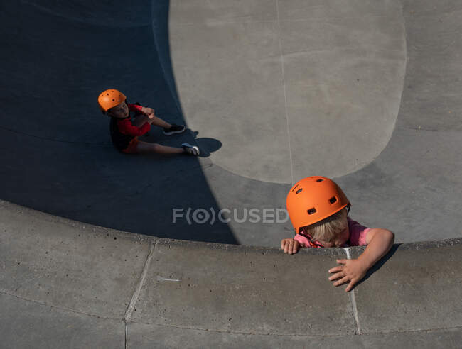 Giovane donna arrampicata sul muro — Foto stock