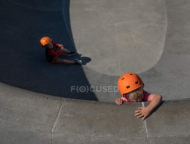 Junge Frau klettert die Wand hoch — Stockfoto