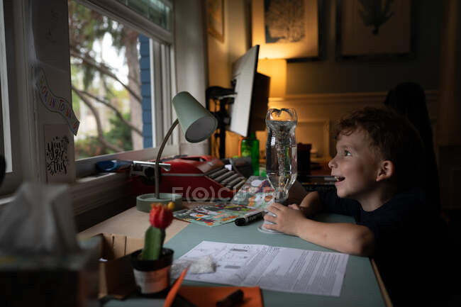 Маленький мальчик рисует дома — стоковое фото