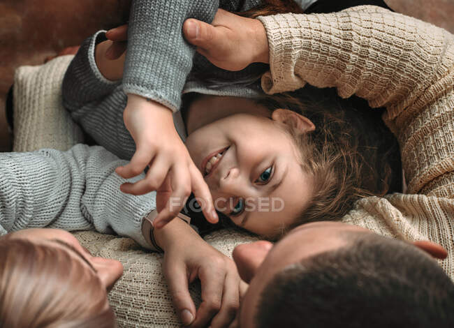 Glückliche Familie, die Spaß hat. Stolze Mutter und Vater lächeln — Stockfoto