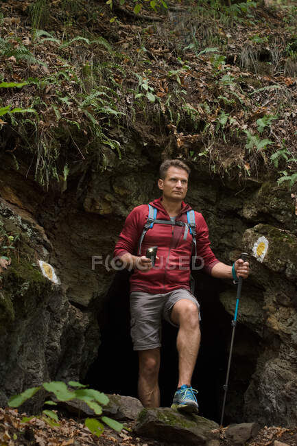 Homem adulto segue rota através da floresta na área de Tarnita, Roménia — Fotografia de Stock