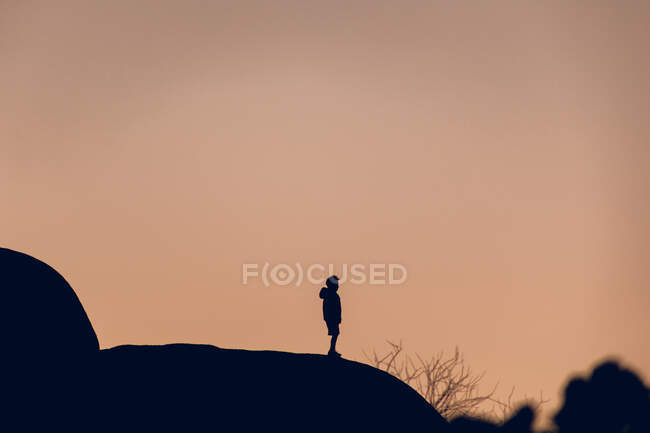 Silhouette of a boy at sunset — Stock Photo