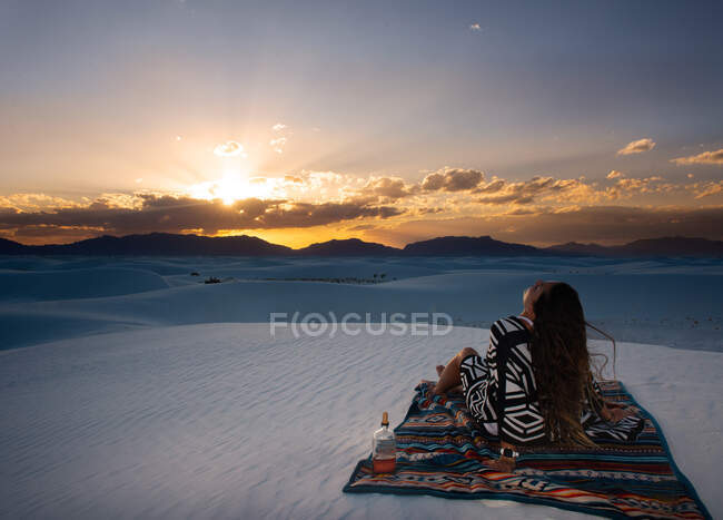 Menina boêmia relaxante ao pôr do sol em White Sands, Novo México — Fotografia de Stock