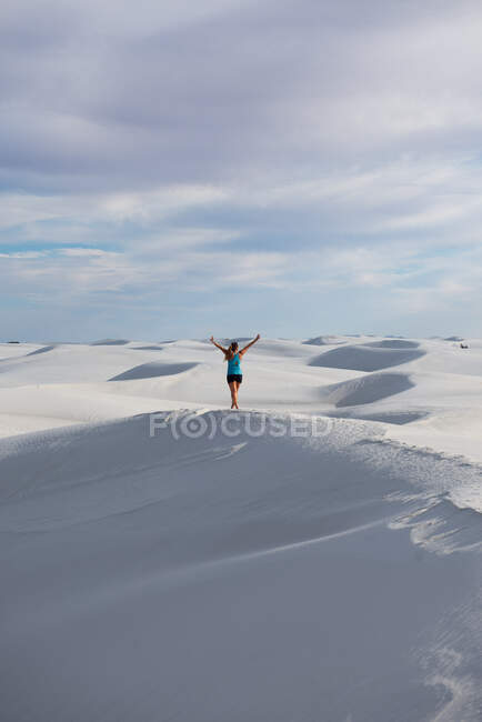 Девушка исследует песчаные дюны в национальном памятнике Уайт-Сэндс, Нью-Мексико — стоковое фото