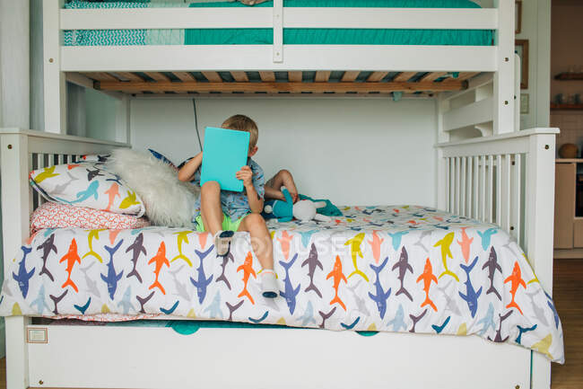 Junge Brüder entspannen sich im Urlaub auf Etagenbetten in Mietshaus — Stockfoto