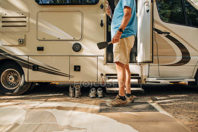 Reformado homem caucasiano grelha fora RV no acampamento em Utah — Fotografia de Stock