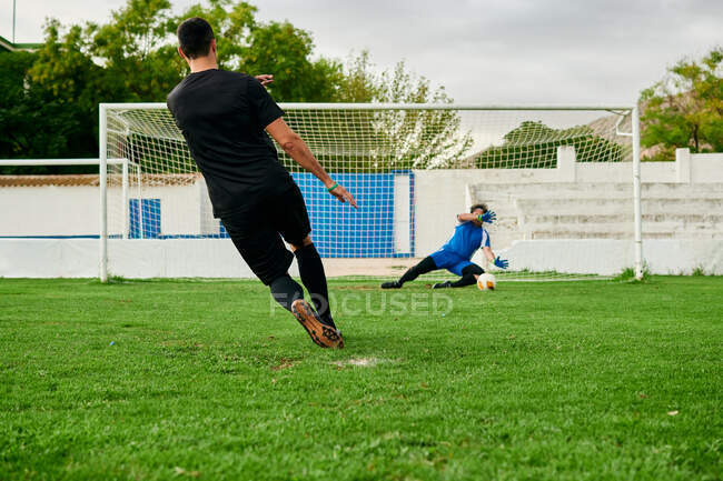 Um goleiro salva um pênalti de um jogador de futebol — Fotografia de Stock
