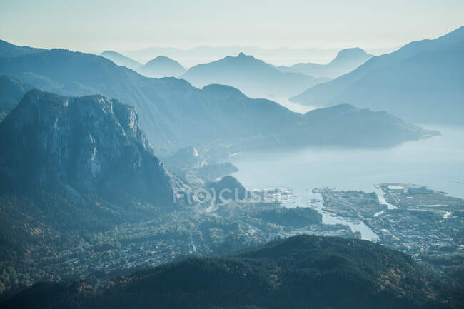 Montanhas vista paisagem com vale aldeia e lago — Fotografia de Stock
