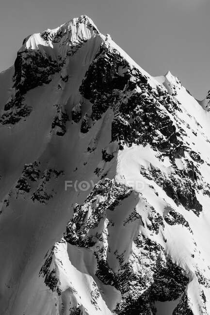 Скалы покрытые снегом, природный кадр — стоковое фото
