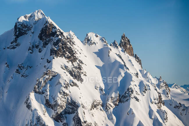 Rochas cobertas de neve, tiro natural — Fotografia de Stock