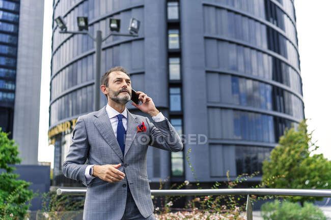 Executivo ter uma conversa telefônica de negócios — Fotografia de Stock