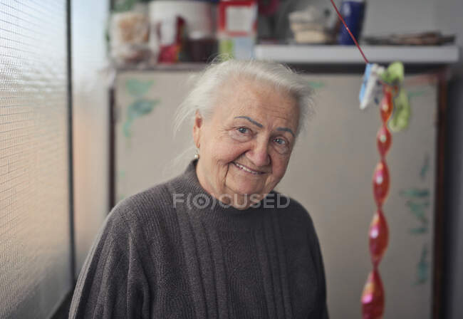 Ritratto di anziana signora bianca — Foto stock