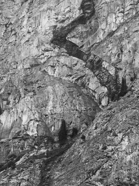 Vue sur la surface rocheuse, noir et blanc — Photo de stock