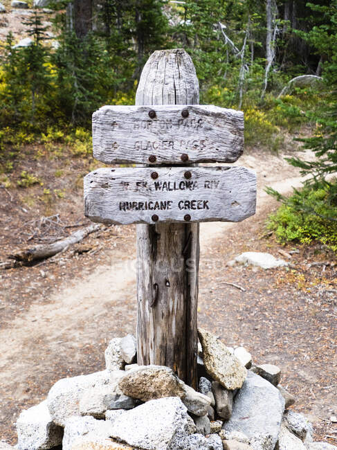 Um sinal de madeira nas montanhas — Fotografia de Stock