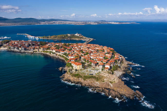Vista aérea de la isla con edificios y el mar con vistas a las montañas - foto de stock