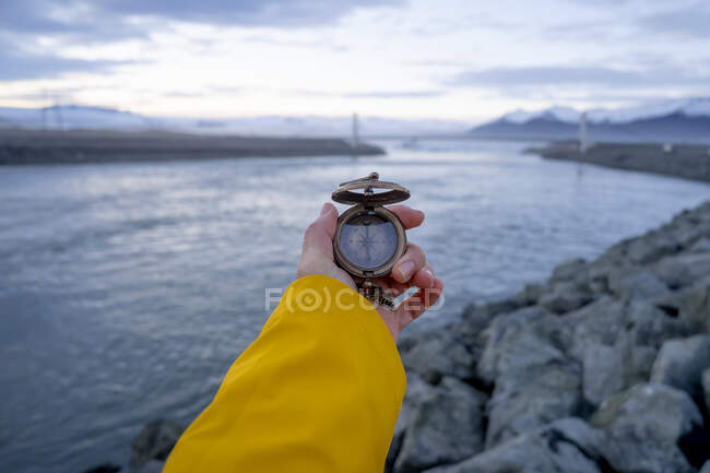Nahaufnahme einer weiblichen Hand, die einen Kompass hält — Stockfoto