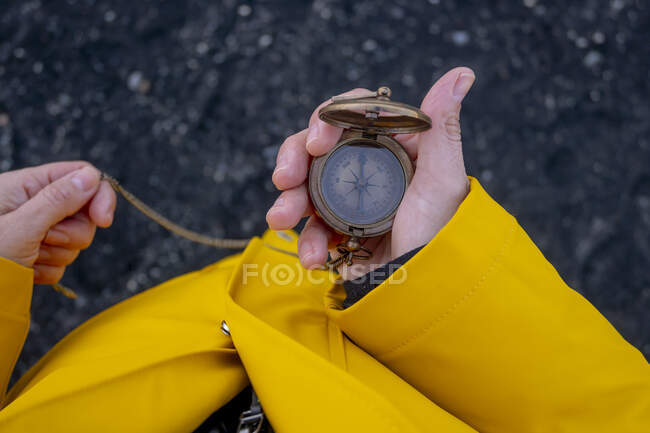 Крупный план женских рук, держащих компас — стоковое фото