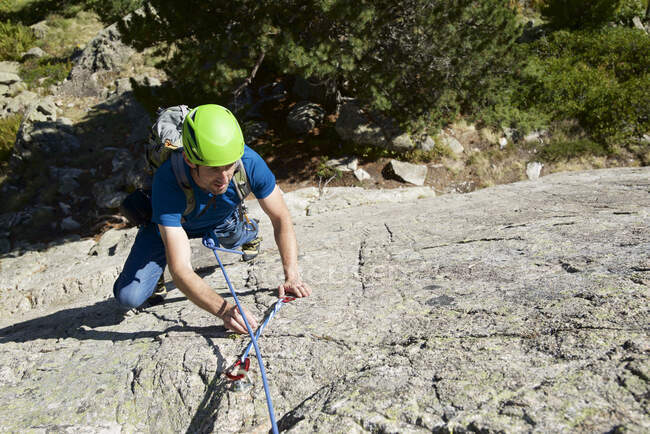Mann klettert in Panticosa, Tena-Tal in den Pyrenäen, Huesca provi — Stockfoto