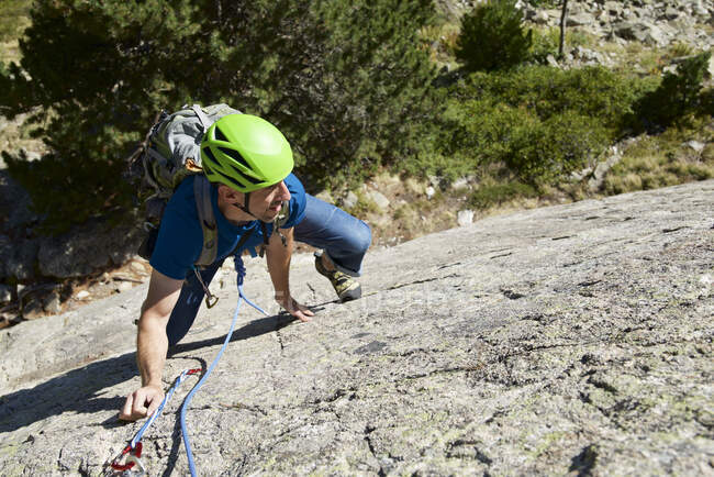 Man climbing in Panticosa, Tena Valley in Pyrenees, Huesca provi — Fotografia de Stock