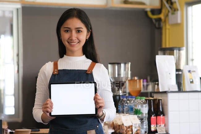 Garçonete madura alegre esperando por clientes no café. Proprietário bem sucedido das pequenas empresas. — Fotografia de Stock