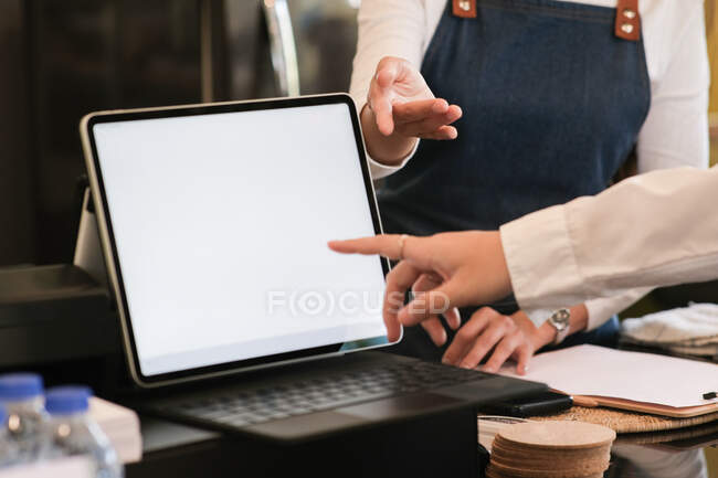 Customer self service order drink menu with tablet screen at cafe counter bar. Blank space for display of design. — Stock Photo