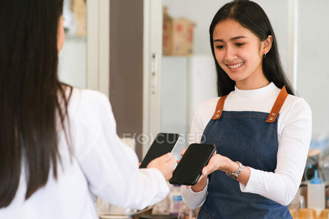 Kunden, die im Café mit nfs-Technologie bezahlen. Kleinunternehmer und Konzept für kontaktloses oder drahtloses Bezahlen — Stockfoto