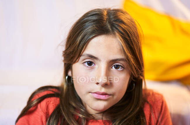 Retrato de una linda chica latina - foto de stock