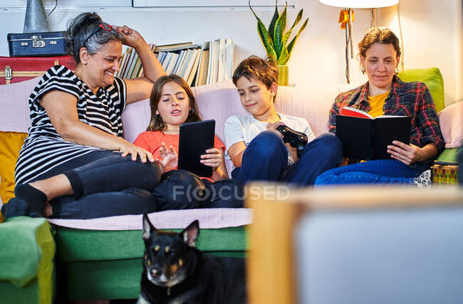 Família se divertindo em casa — Fotografia de Stock