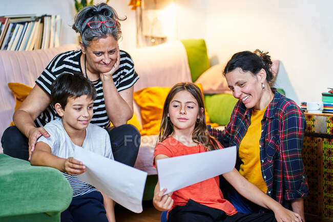 Pareja lesbiana con sus hijos divirtiéndose en casa - foto de stock