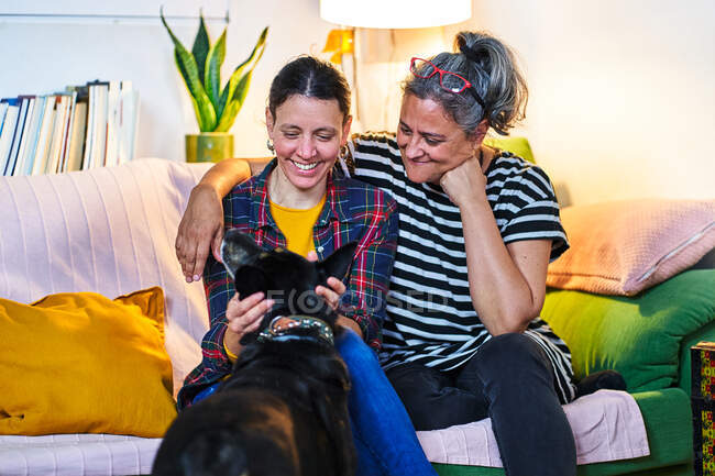 Queer casal em casa com cão. — Fotografia de Stock