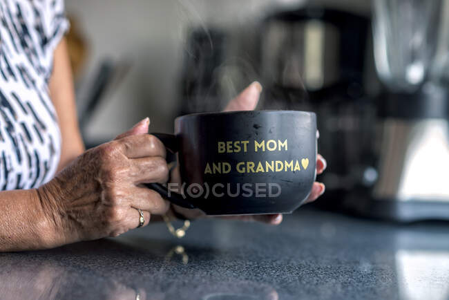 Donna in possesso di tazza di caffè — Foto stock
