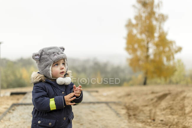 Petit garçon dans le parc — Photo de stock