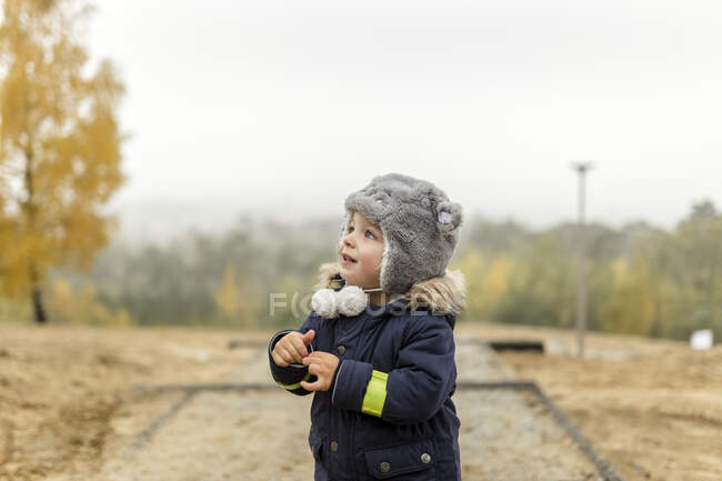 Niño en el parque - foto de stock