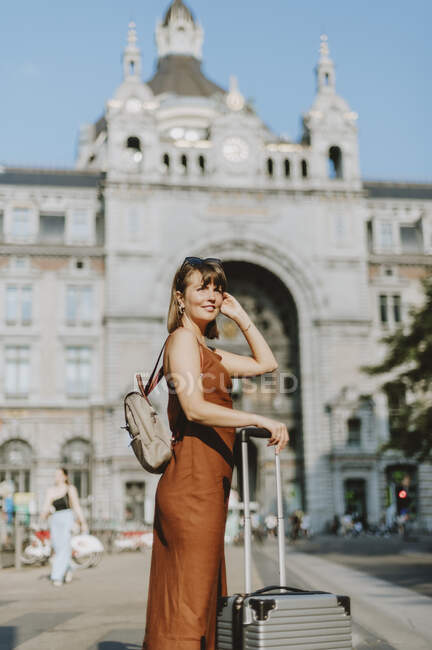 Молодая красивая женщина в белом платье с рюкзаком на фоне Эйфелевой башни — стоковое фото