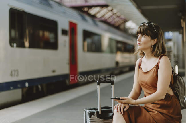 Mulher com mala e trem — Fotografia de Stock