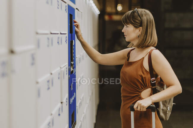 Junge Frau mit Rucksack im Geschäft — Stockfoto